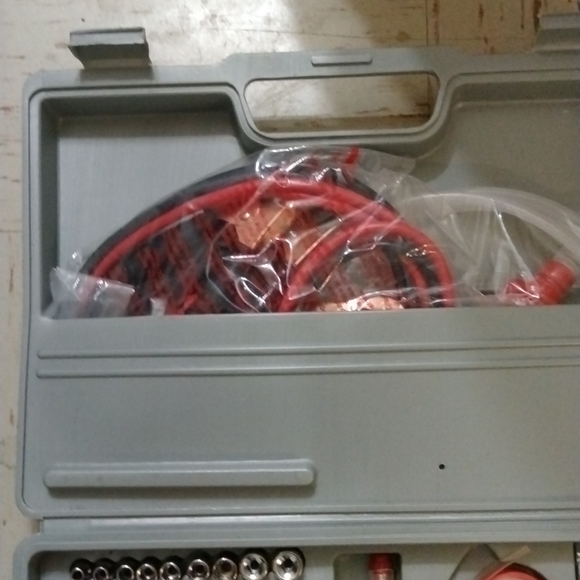 Emergency toolbox - Picture 2 of 3